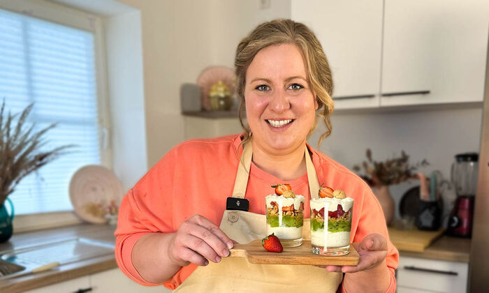 Rezepte & Inspirationen: Monika Nagl zeigt lächelnd ihren schnellen Nachtisch mit Mascarpone und Kiwi von GOLDSTEIG.