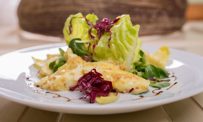 Mozzarella Rezept Blattsalat mit in Passionsfruchtdressing eingelegtem Mozzarella und Mandeln kreiert von GOLDSTEIG auf Teller