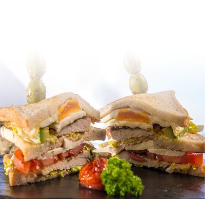 Protinella Rezept Kraft Sandwich mit Protinella und Ricotta von GOLDSTEIG, Tomate, Spiegelei und Pute auf Schieferplatte 