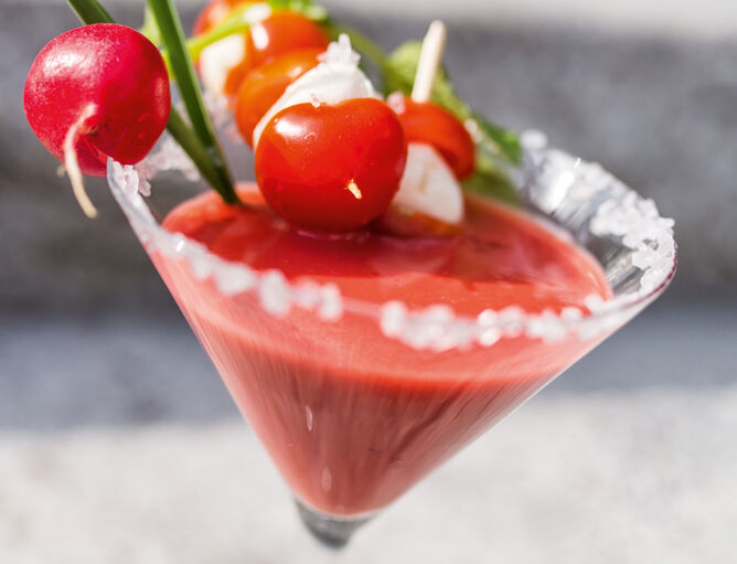 Aktionen und Neues: Grill Happy Hour - GOLDSTEIG Käsespezialitäten Martini Glas mit rotem Cocktail für Happy Hour mit Tomate-Mozzarella-Sticks mit Bambini Mozzarella Mini von GOLDSTEIG