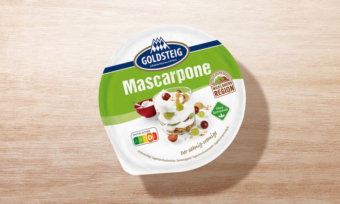 Mascarpone Becher von GOLDSTEIG in Verpackung auf Holztisch