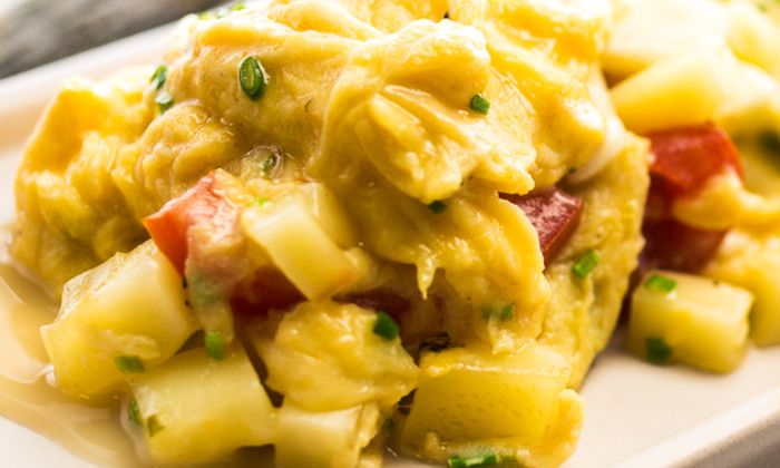 Emmentaler Rezept Emmentaler-Mozzarella Rührei mit Kirschtomaten und Petersilie von GOLDSTEIG auf Platte