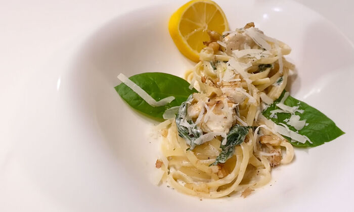 Rezepte & Inspirationen: Ricotta-Walnuss-Pasta von GOLDSTEIG auf weißem Teller drapiert.