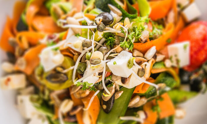 Protinelle Rezept Karotten Zucchini Nudeln mit Protinella von GOLDSTEIG, Nüssen und Sprossen auf Teller