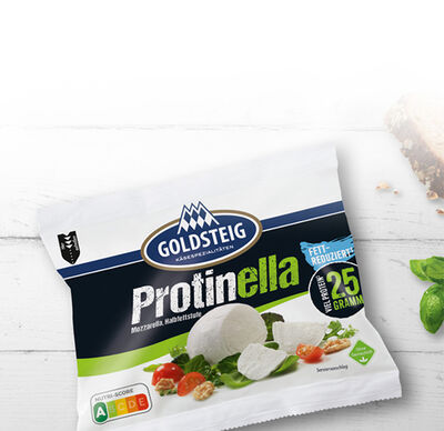 Proteinkäse Protinella von GOLDSTEIG auf Holztisch