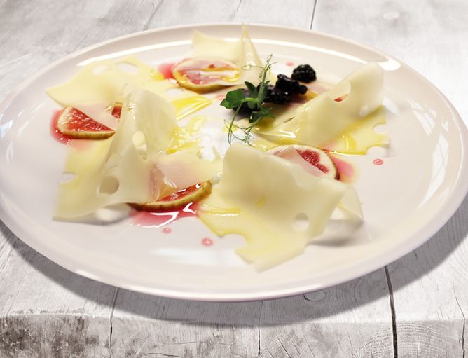 Käse-Carpaccio mit Emmentaler hauchdünn von GOLDSTEIG auf Feigen-Scheiben