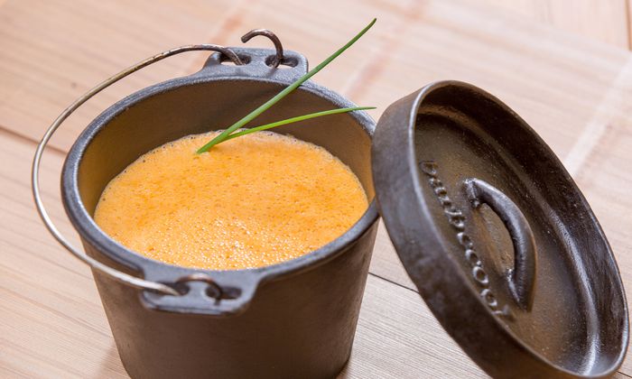 Monikas Lieblingsrezept: Tomaten-Petersilienwurzel-Suppe mit Ricotta von GOLDSTEIG in Steintöpfchen mit Schnittlauch