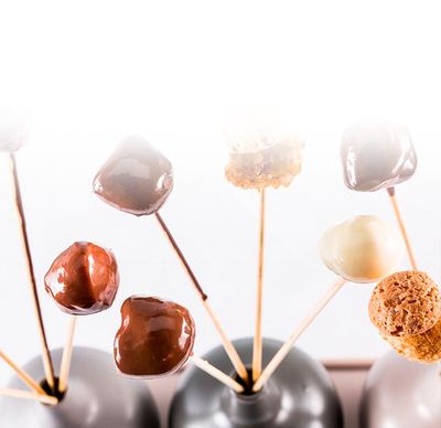 Food-Pops mit Bambini Mini Mozzarella von GOLDSTEIG mit Schokolade überzogen auf Holzstäbchen
