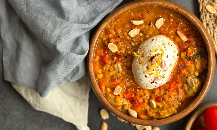 Rezepte & Inspirationen: Curry in a hurry mit Protinella von GOLDSTEIG in einer Holzschüssel.