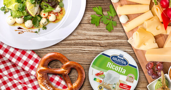 Salatteller, Käseplatte Breze und Ricotta von GOLDSTEIG auf Holzbrett