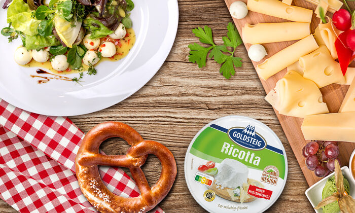 Salatteller, Käseplatte Breze und Ricotta von GOLDSTEIG auf Holzbrett