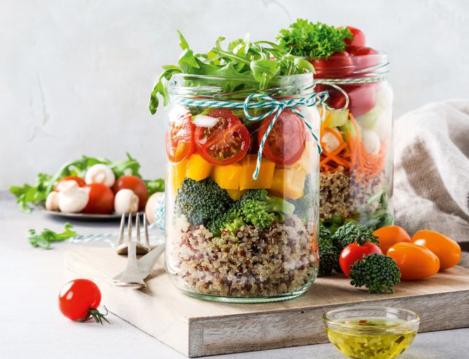 Aktionen und Neues: Brotzeit im Einmachglas - GOLDSTEIG Käsespezialitäten Brotzeit im Einmachglas auf Holzbrett mit Gemüse, Tomate-Mozzarella im Hintergrund mit Bambini Mozzarella Mini von GOLDSTEIG