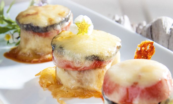 Mozzarella Rezept Schweinefilet Türmchen mit Auberginen-Tomaten-Gemüse und mit Mozzarella Scheiben von GOLDSTEIG überbacken auf Platte