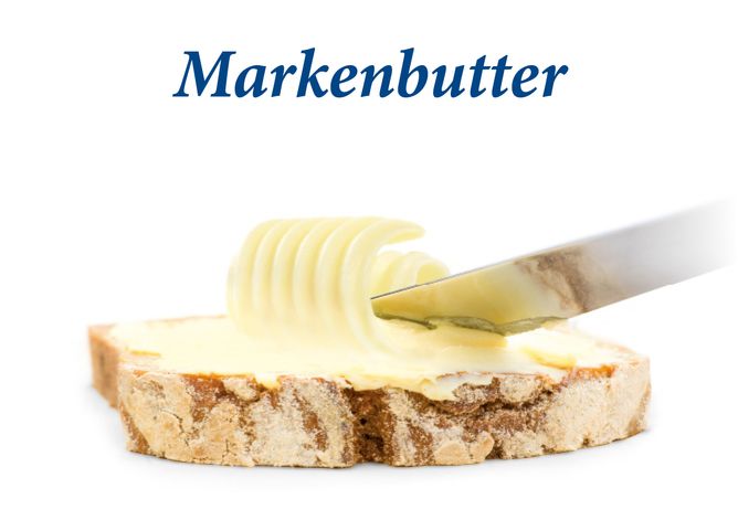 Markenbutter von GOLDSTEIG wird mit einem Messer auf eine Brotscheibe gestrichen