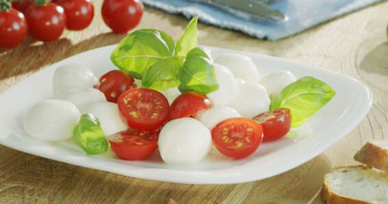 Teller mit Tomaten, Basilikum und Bambini Mozzarella Mini von GOLDSTEIG ein Pasta Filata Käse