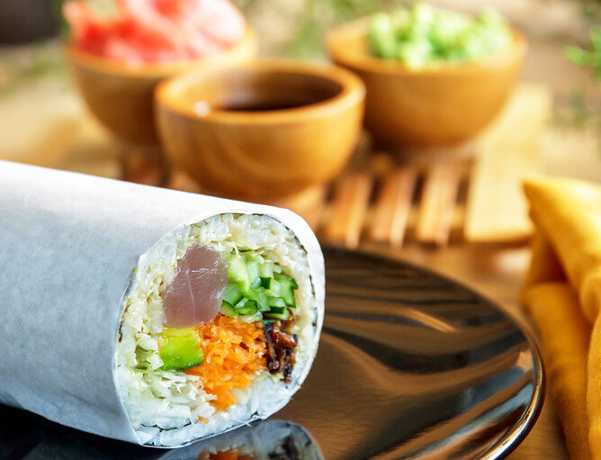 Sushirrito mit Karotte, Gurke, Reis und Fisch