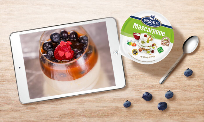 Mascarpone Rezept Marzipan Mascarpone Ricotta Creme von GOLDSTEIG mit Beerenragout und frischen Beeren im Glas 