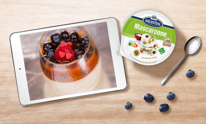 Mascarpone Rezept Marzipan Mascarpone Ricotta Creme von GOLDSTEIG mit Beerenragout und frischen Beeren im Glas 