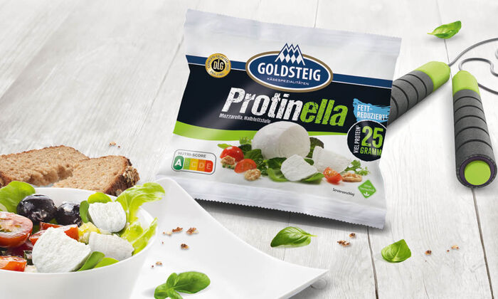 Proteinkäse Protinella von GOLDSTEIG mit einem Salat und Springseil