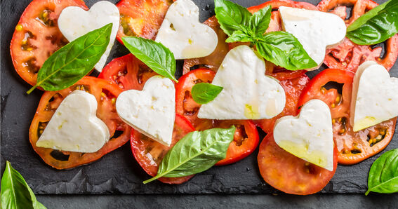 Tomaten, Basilikum und Mozzarella von GOLDSTEIG in Herzchenform auf Schieferplatte