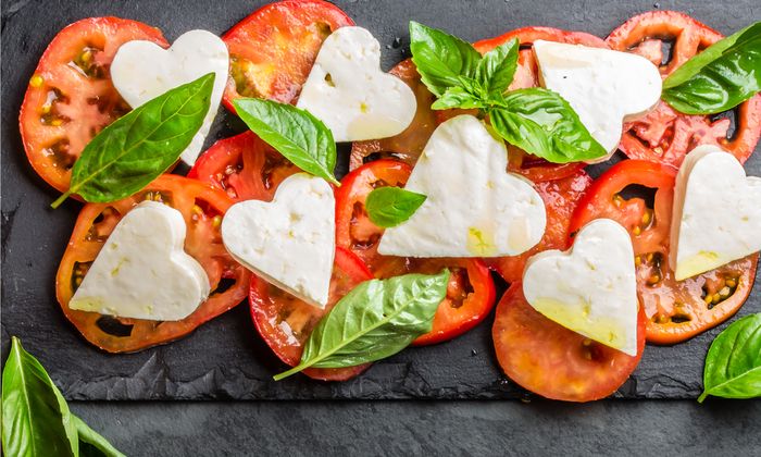 Tomaten, Basilikum und Mozzarella von GOLDSTEIG in Herzchenform auf Schieferplatte