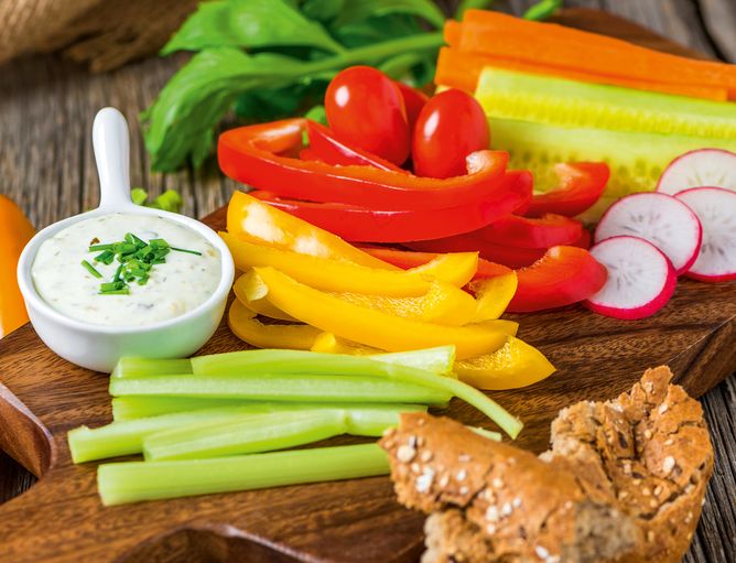 Aktionen und Neues: Brotzeit mit Gemüsesticks - GOLDSTEIG Käsespezialitäten Brotzeit mit Gemüsesticks, Brot und Dip auf Holzbrett