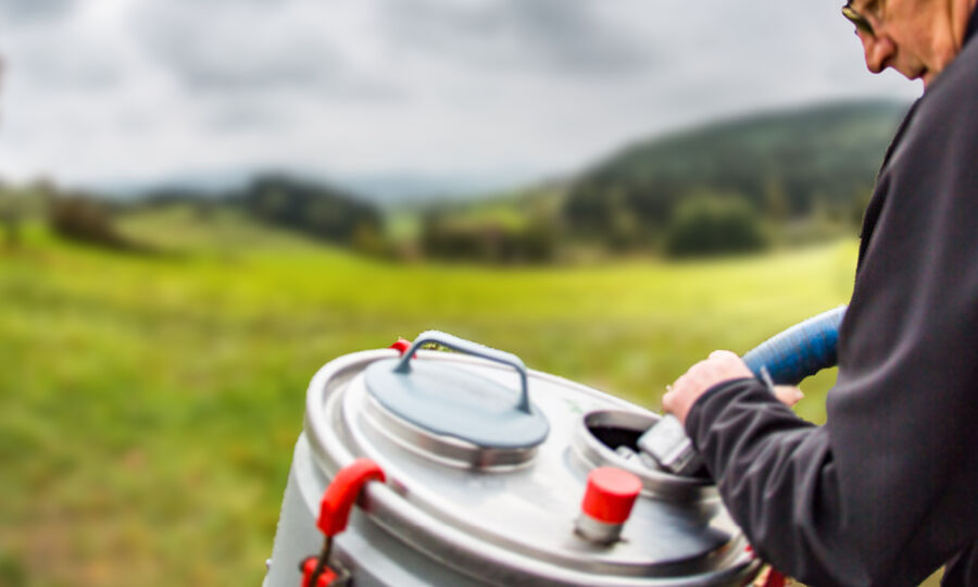 Region und Landwirte: Milchabholung - GOLDSTEIG Käsespezialitäten Milchsammelwagen-Fahrer saugt Milch aus mobilem Milchtank