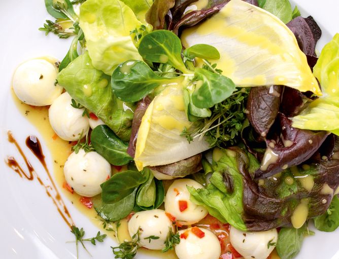 Aktionen und Neues: Salat Sauer mit Bambini Mozzarella Mini - GOLDSTEIG Käsespezialitäten Salat Sauer mit Lemonendressing und Bambini Mozzarella Mini von GOLDSTEIG