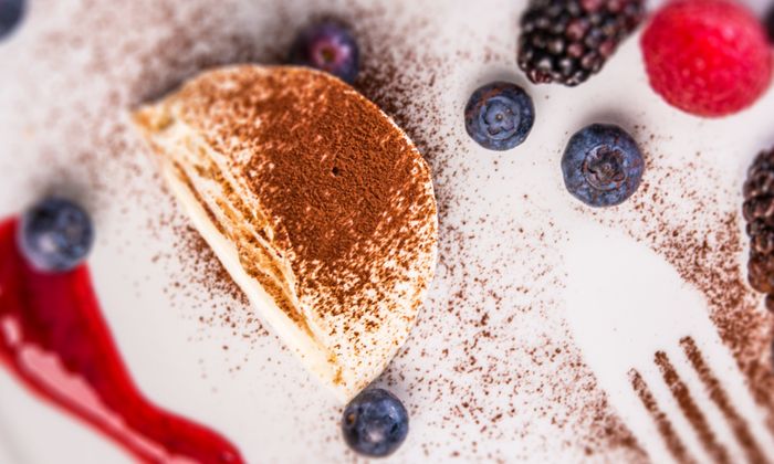 Protinella Rezept Protinella Tiramisu Törtchen mit Mascarpone und Ricotta von GOLDSTEIG dazu Beeren auf Teller