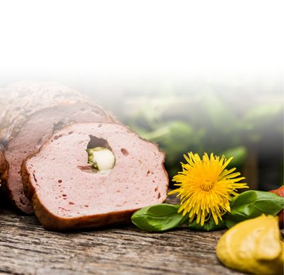 Mozzarella Rezept Leberkäse gefüllt mit Bambini Mozzarella Mini von GOLDSTEIG mit Breze, Senf, Basilikum und Löwenzahn auf Holzbrett 