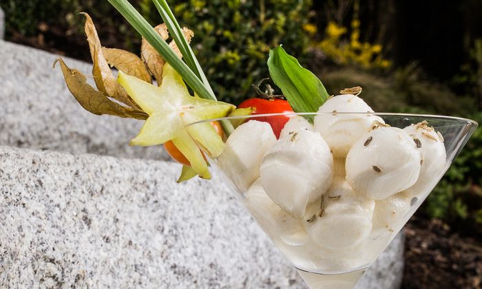 Mozzarella Rezept Gewürzte Mini Bambini von GOLDSTEIG im Cocktailglas mit Garnitur auf Granittreppe 