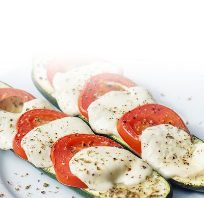 Protinella Rezept Mit Protinella von GOLDSTEIG überbackene Zucchini mit Tomaten und Knoblauch auf Teller