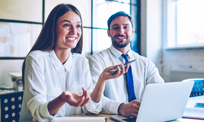 Bachelorarbeit / Masterarbeit: Studentin während einer Besprechung