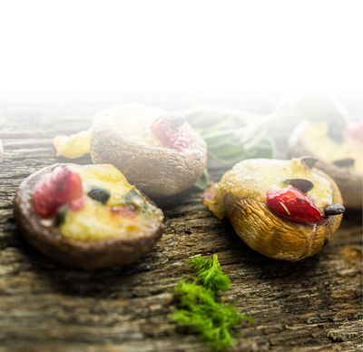 Almdammer Rezept Mit Almdammer und Bambini Mozzarella Mini von GOLDSTEIG gefüllte Champignon mit Kräuter, Erdbeeren und Kürbiskerne auf Holzbrett