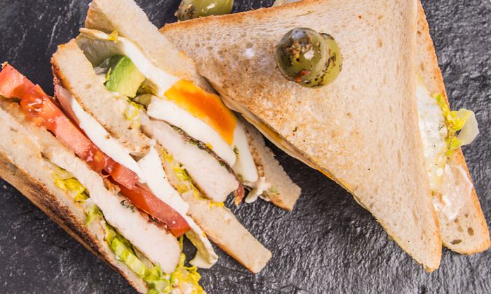 Protinella Rezept: Kraft Sandwich mit Protinella von GOLDSTEIG, Spiegelei und Pute auf Schieferplatte