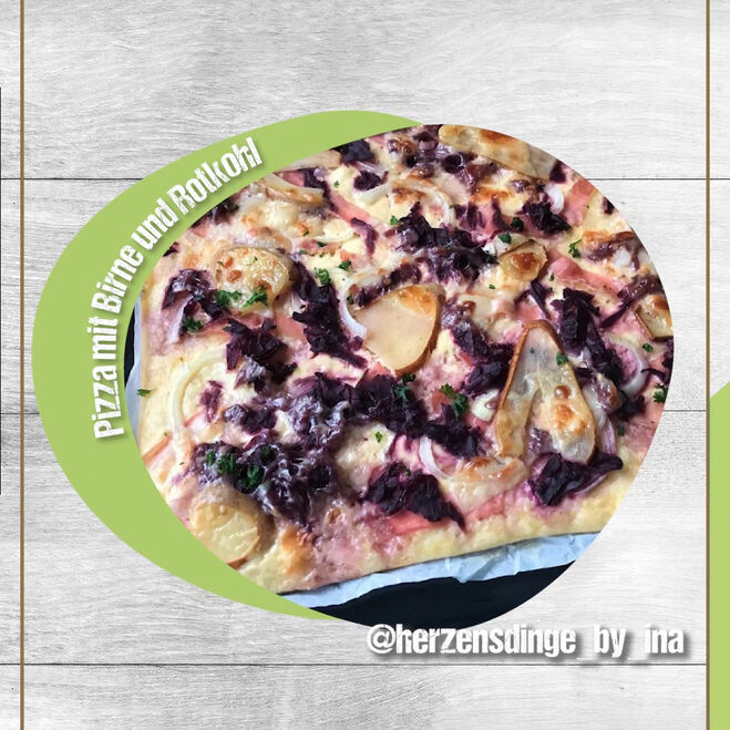 Aktionen & Neues (Aktionen-Neues) / Social-Media-Posts: Pizza mit Birne und Rotkohl, sowie Emmentaler Scheiben hauchdünn von GOLDSTEIG auf einem Backpapier.