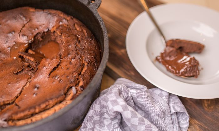 Mascarpone Rezept Schokoladenkuchen mit Mascarpone und Butter von GOLDSTEIG, Flüssigkern und Dunkelbier auf Teller