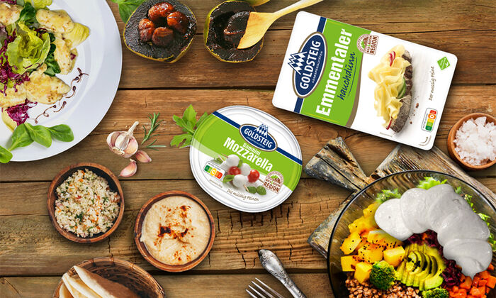 Food-Trends 2023 auf Holztisch mit Mozzarella Bambini Mini und Emmentaler hauchdünn von GOLDSTEIG