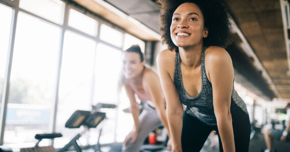 Ricotta Käse Fact: Ricotta ist ein Molkeneiweikäse - GOLDSTEIG Käsespezialitäten Frau in Sportkleidung mit Fitnessmatte und Trinkflasche - GOLDSTEIG Ricotta