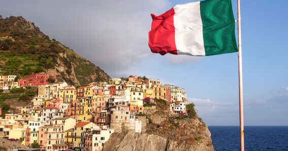 Mascarpone Käsefact: Mascarpone hat seinen Ursprung in der Lombardei, Italien - GOLDSTEIG Käsespezialitäten Junge mit Gesichtsbemalung in den Farben der italienischen Flagge