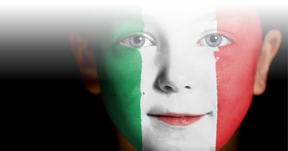 Junge mit Gesichtsbemalung in den Farben der italienischen Flagge - GOLDSTEIG Mascarpone