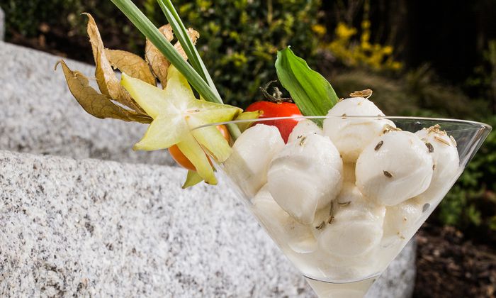 Mozzarella Rezept: Gewürzte Mini Bambini im Cocktailglas von GOLDSTEIG auf Granittreppe mit Garnitur