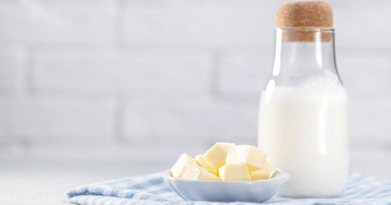 Milchflasche mit Butterstücken