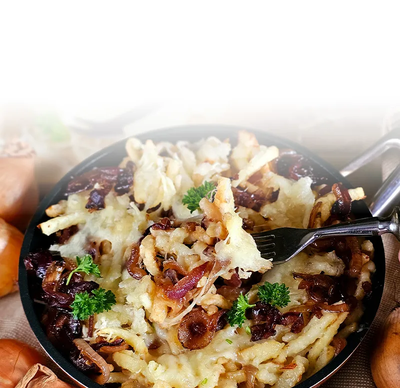 Rezept | Cremige Spätzlepfanne mit karamellisierten Zwiebeln