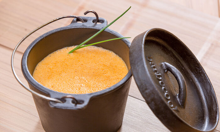 Monikas Lieblingsrezept: Tomaten-Petersilienwurzel-Suppe mit Ricotta von GOLDSTEIG in Steintöpfchen mit Schnittlauch