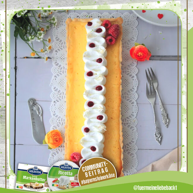 Aktionen & Neues (Aktionen-Neues) / Social-Media-Posts: Ricotta-Torte mit Butter und Ricotta von GOLDSTEIG auf weißem Tisch.