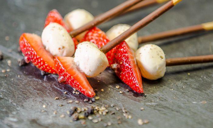 Mozzarella Rezept Bambini Mozzarella Mini von GOLDSTEIG mit Erdbeeren auf Schokoladensticks auf Schieferplatte
