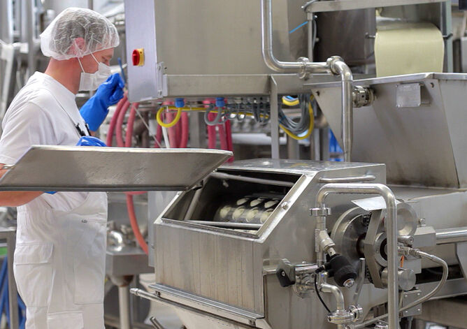 Herstellungsprozess des Pasta Filata - Mitarbeiter in der Produktion von GOLDSTEIG Mozzarella 