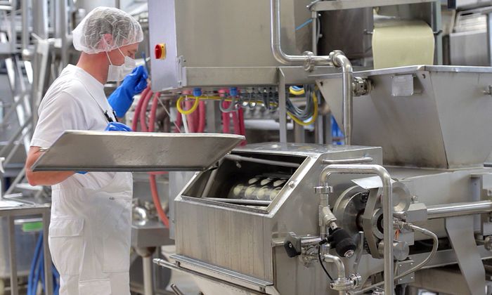 Herstellungsprozess des Pasta Filata - Mitarbeiter in der Produktion von GOLDSTEIG Mozzarella 