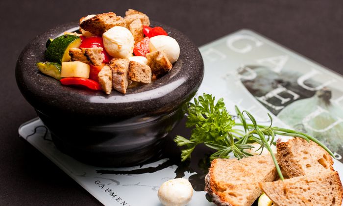 Mozzarella Rezept Paprika Karotte Zucchini Salat mit Bambini Mozzarella Mini von GOLDSTEIG angerichtet mit Kräuter und Brot in Steintopf